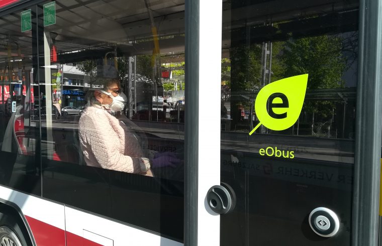 Fahrgäste kommen dem „Maskenschutz“ hier im Obus, daher kein Ticketverkauf in Obussen/Bussen beim den Fahrpersonal. Foto: Erwin Krexhammer